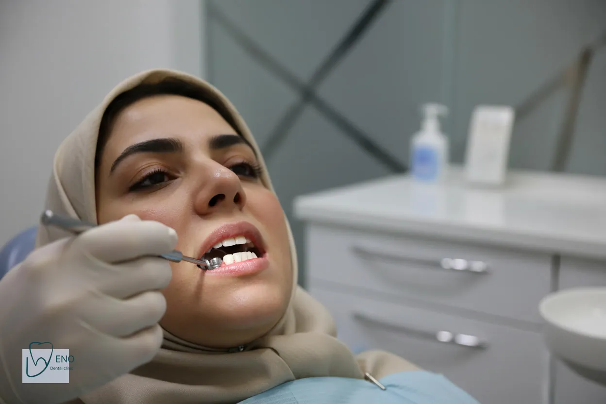 نشانه های عفونت ایمپلنت دندان مانند تورم و قرمزی لثه