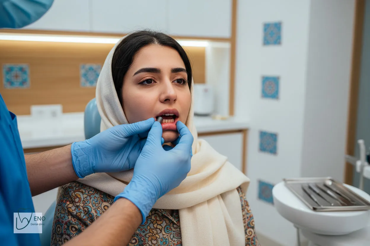 نمای نزدیک از علائم التهاب و درد اطراف ایمپلنت دندان